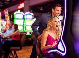 লাইভ ক্যাসিনো লবির নীল সবুজ প্রবেশ দৃশ্য